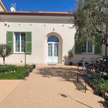 Villino Micol Camere A Due Passi Dal Mare 马瑞纳迪卡拉拉 外观 照片